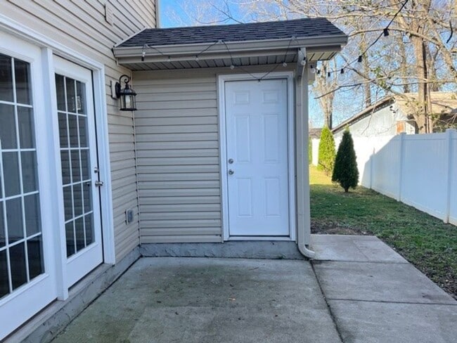 Building Photo - 308 Dill Ln