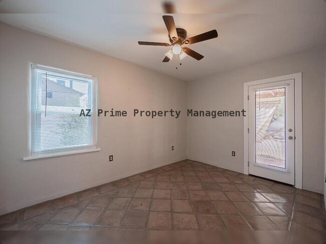 Building Photo - 1429 E Palm Ln