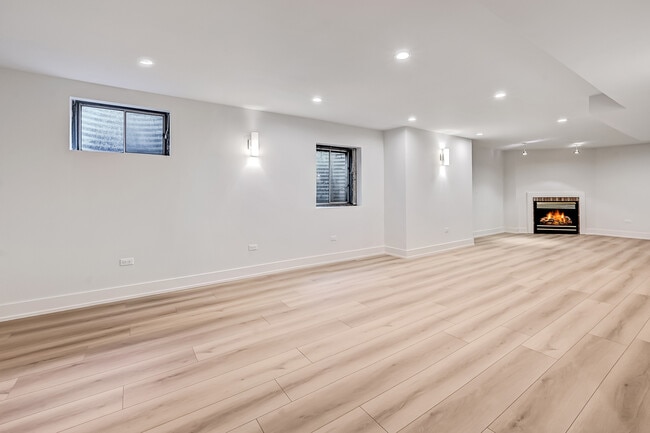 Building Photo - 5615 S Elm St