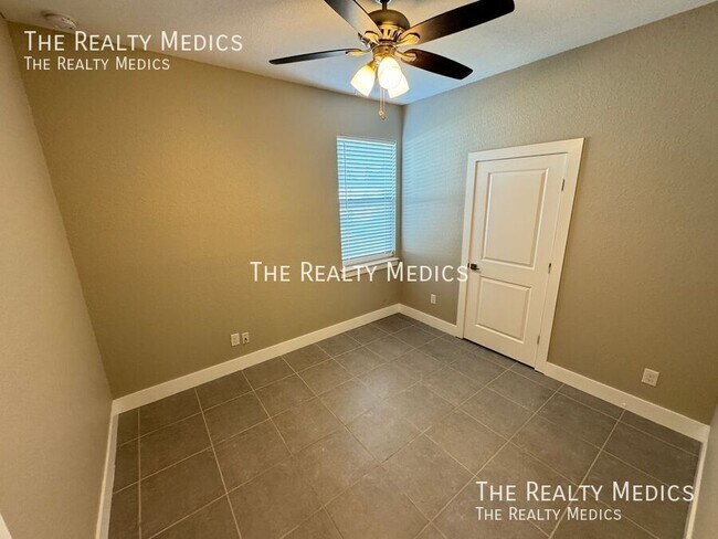 Building Photo - 205 Hibiscus Ln