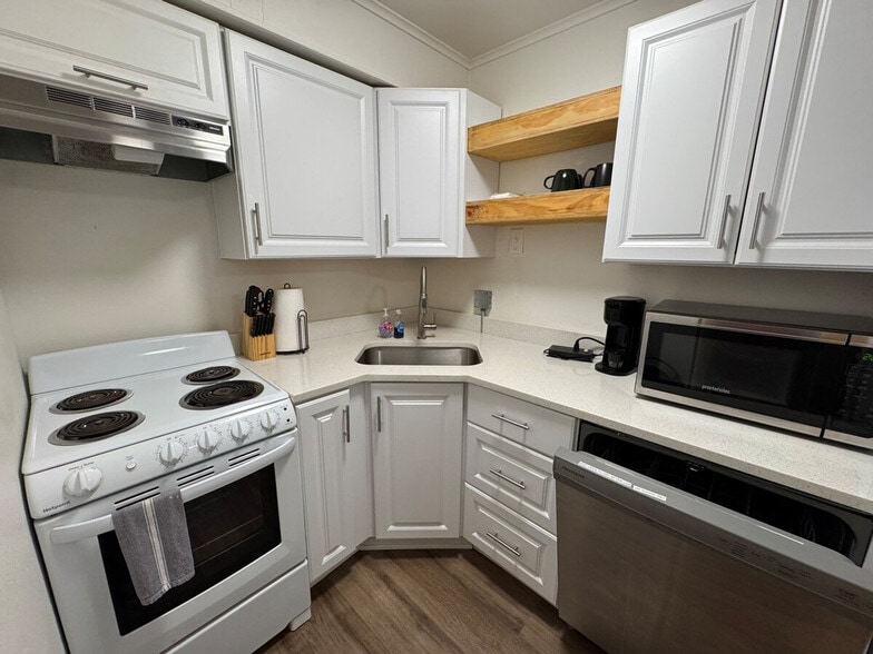 Building Photo - 806 S Elm St