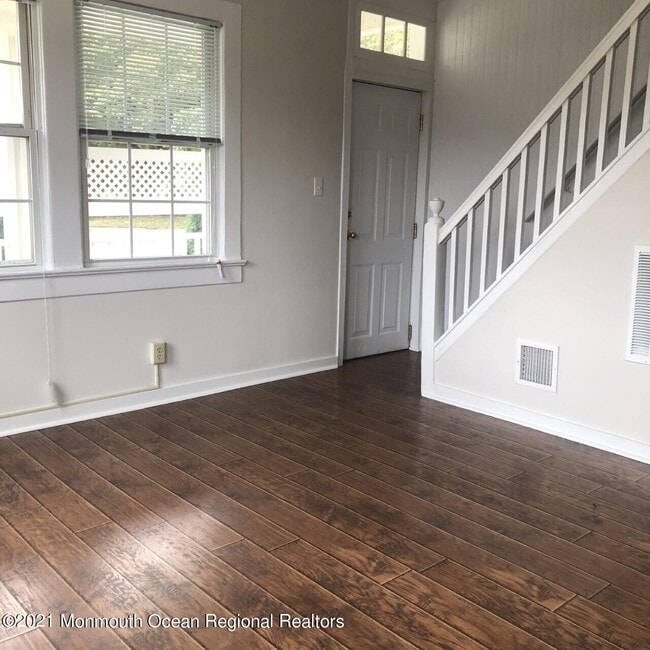 Building Photo - 497 Sycamore Ave