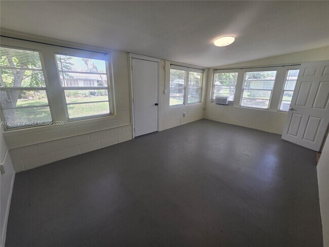 Building Photo - 338 Hosbine St