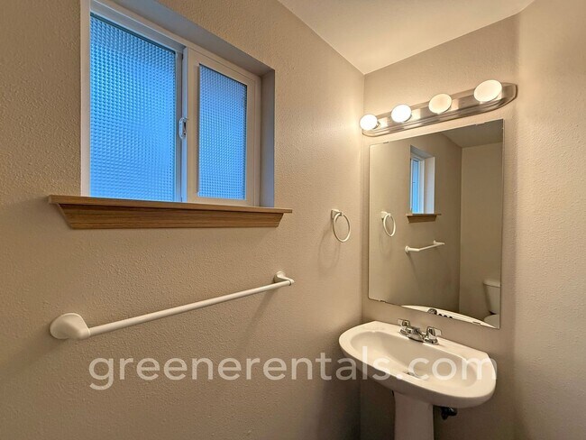 Building Photo - 3 Bed 2.5 Bath Townhouse in Lancaster off ...