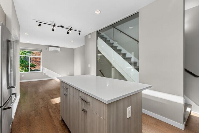 Building Photo - Trendy West Seattle Townhome w/Air Conditioning and Rooftop Deck