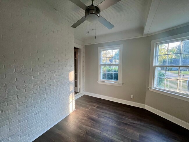 Building Photo - 133 King St