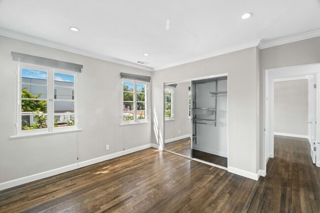 Building Photo - 1516 S Crest Dr