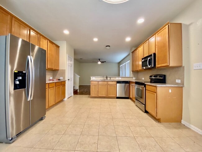 Building Photo - 3 BED/2.5 BATH House for lease! Located close to Lackland Air force Base