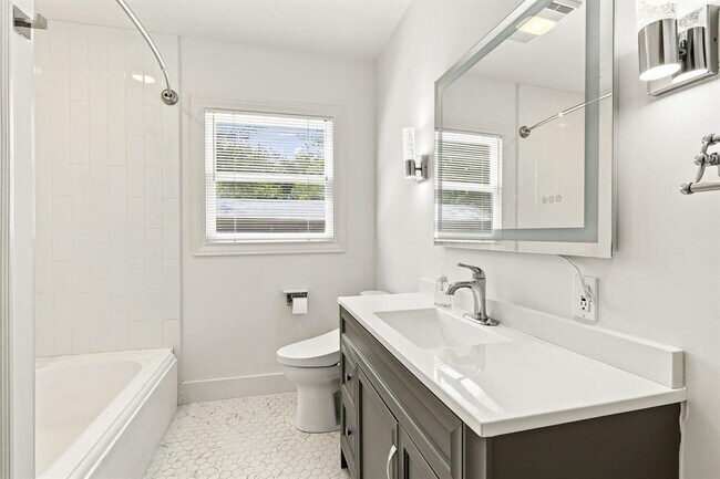 Building Photo - 811 E 45th St