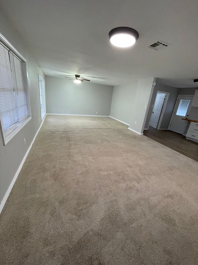 Building Photo - Central Bossier Beauty!