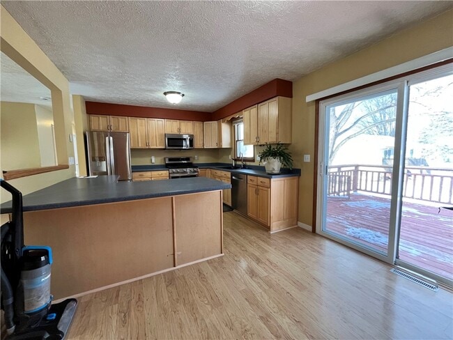 Building Photo - 28 Willow Dr