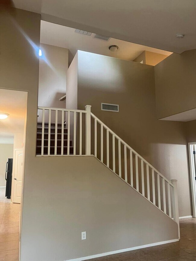 Building Photo - 4-bedroom and loft in the Willows with com...