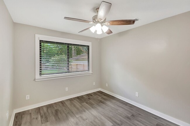 Building Photo - Completely Renovated Gem in Park Circle