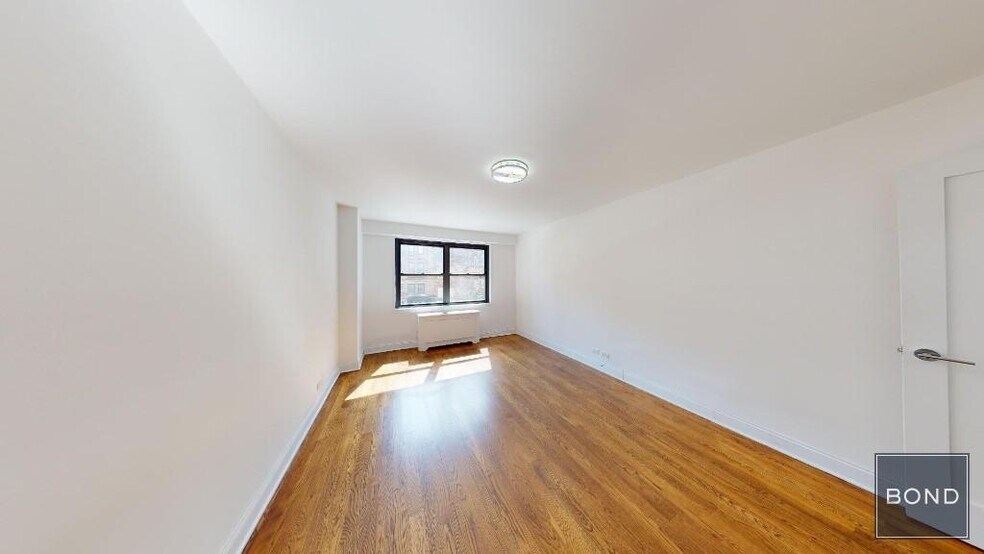 Building Photo - 145 E 16th St