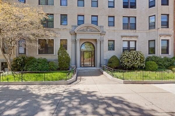 Building Photo - 61 Park Dr
