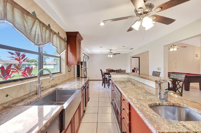 Building Photo - 362 SE Calmoso Dr