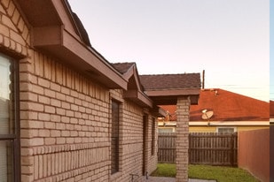 Building Photo - 229 E 19th St