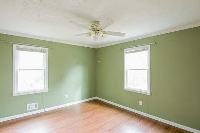 Building Photo - 205 Pinetree Dr
