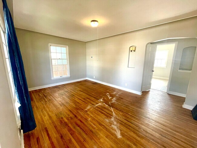 Building Photo - Charming 4bd. Tons of storage and 2 car garage!