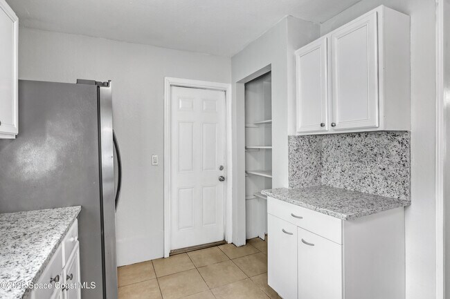Building Photo - 807 Hillsdale Dr