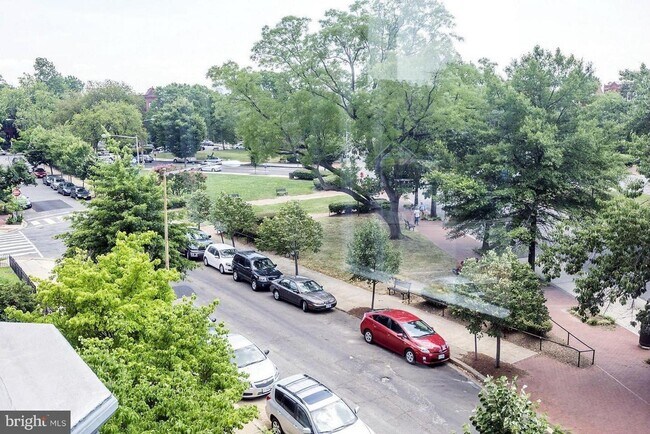 Building Photo - Spacious + Bright 1 Bedroom in Capitol Hill!