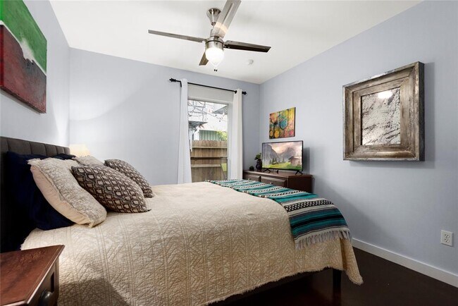 Building Photo - 3044 Commerce St