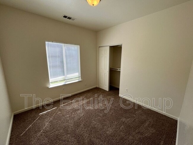 Building Photo - 2421 W Sunnyside Ave