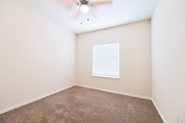 Building Photo - 604 W Linnwood Dr