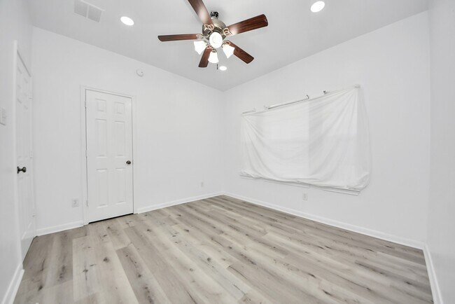 Building Photo - 7330 Jacobs Well Dr