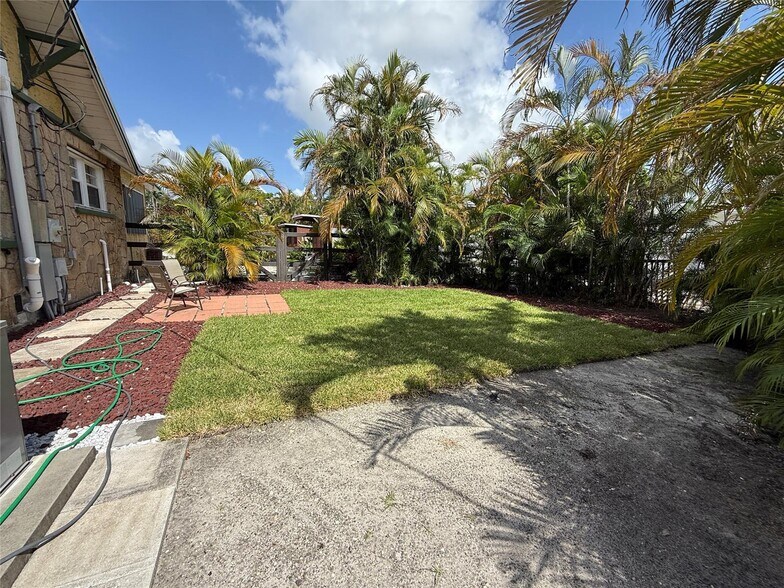 Building Photo - 5025 SW 64th Ave