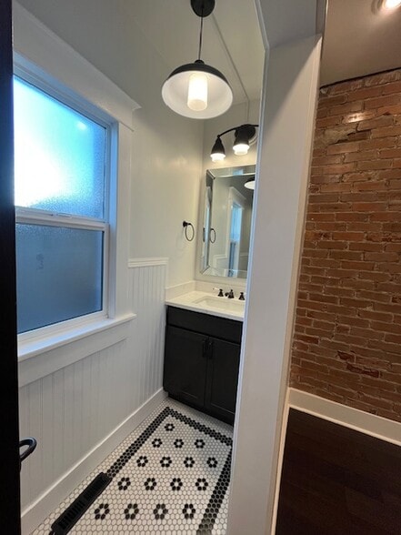 Main Floor Bath - 4361 Raleigh St