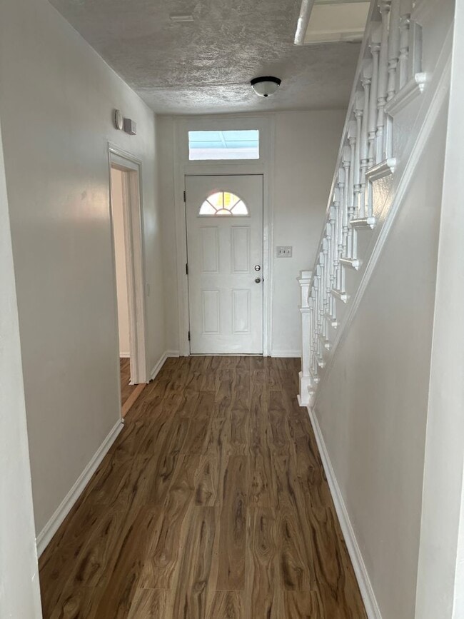 Building Photo - 814 W Beverley St