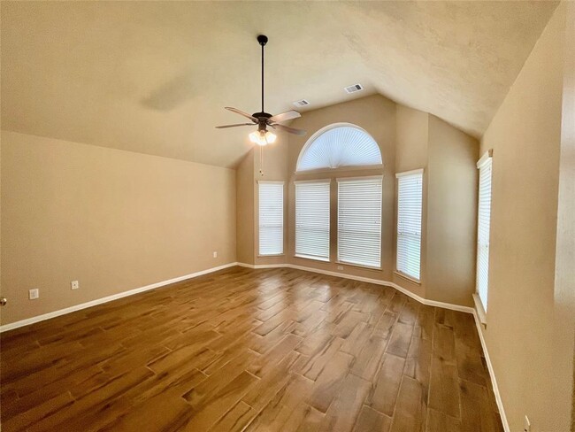 Building Photo - 2115 Mooncrest Dr