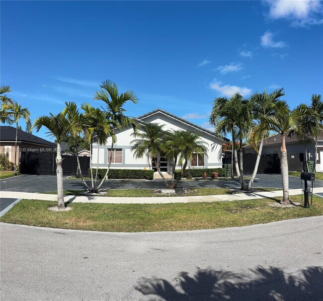 Building Photo - 709 SE 13th Terrace