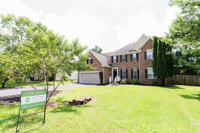 Primary Photo - Spacious beautiful 5 bedroom 2.5 bath home...