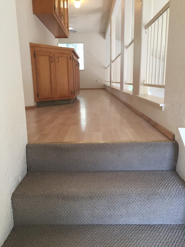Building Photo - 2 story 3 bed in Northwest Bakersfield wit...
