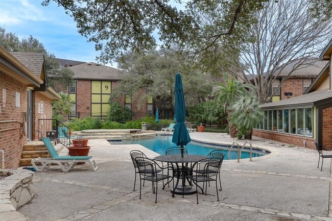 Building Photo - 7685 Northcross Dr