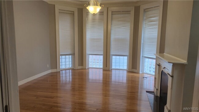 Building Photo - 900 Main St