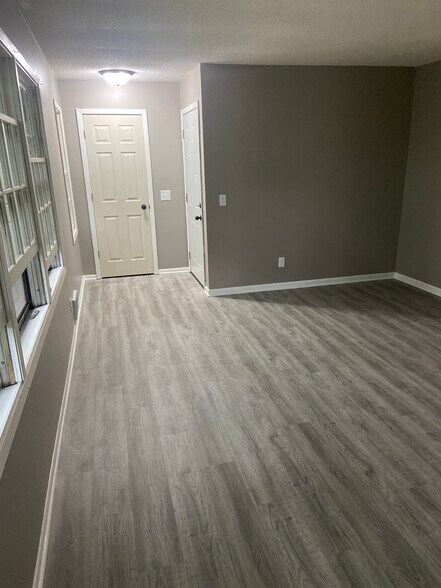 Building Photo - 332 Quincy St NE