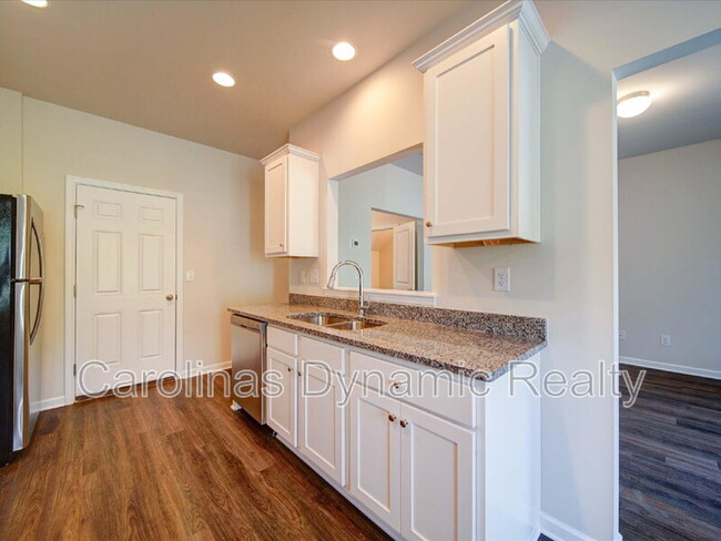 Building Photo - 916 S Battleground Ave