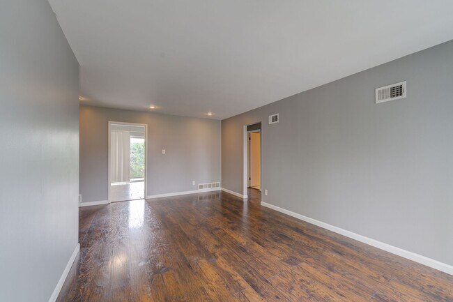 Building Photo - Gorgeous 2 Bedroom Condo with a Move-in Sp...