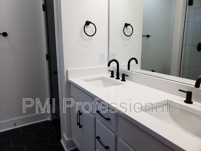 Building Photo - 215 Eisenhower Dr