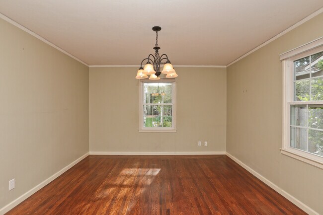 Building Photo - Charming 1 Bed 1 Bath Los Altos Cottage on...