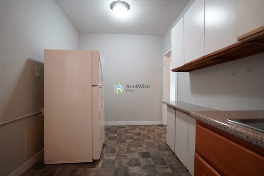 Building Photo - 47 Linden St