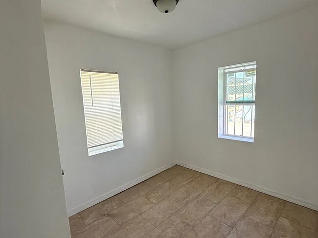 Building Photo - 310 Park St