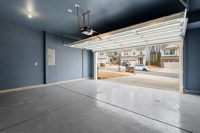 Building Photo - Welcome to this stunning 3-bed, 3-bath home located in the vibrant community of Wake Forest, NC.