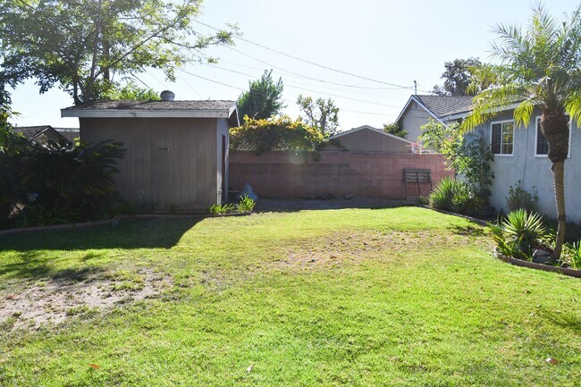 Building Photo - 1210 E Oakmont Ave