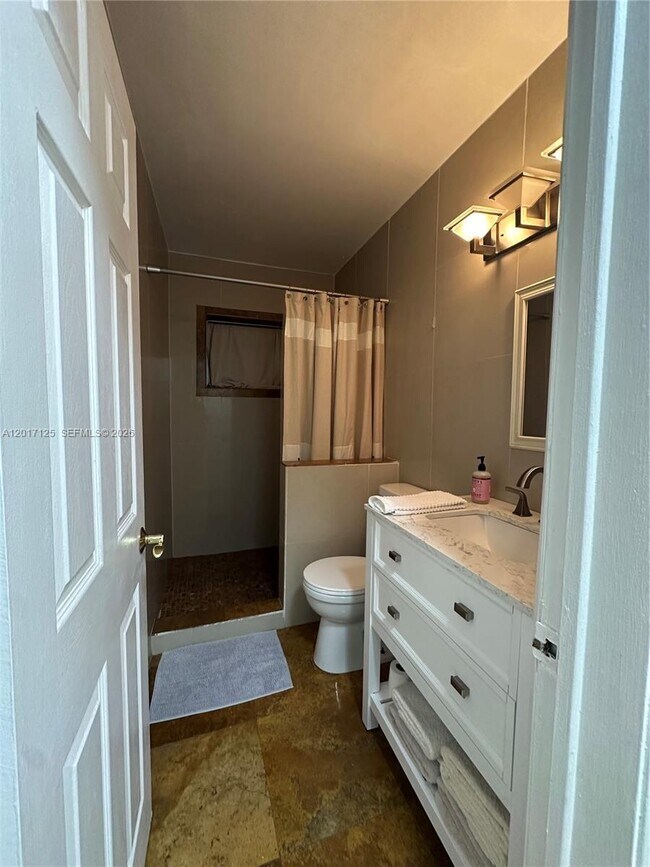 Building Photo - 2908 Bayview Dr