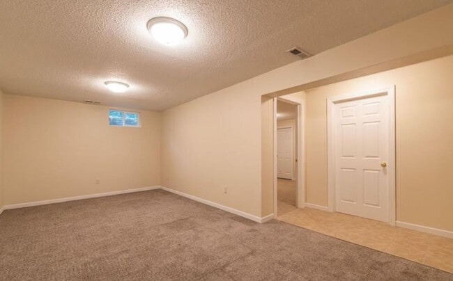 Building Photo - Spacious 4 bedroom 2 bathroom stand alone pet friendly home, with attached garage