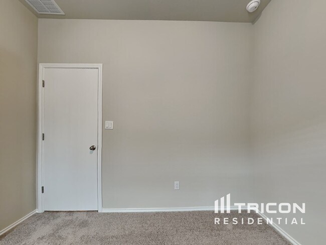 Building Photo - 5104 Saddle Clb Dr